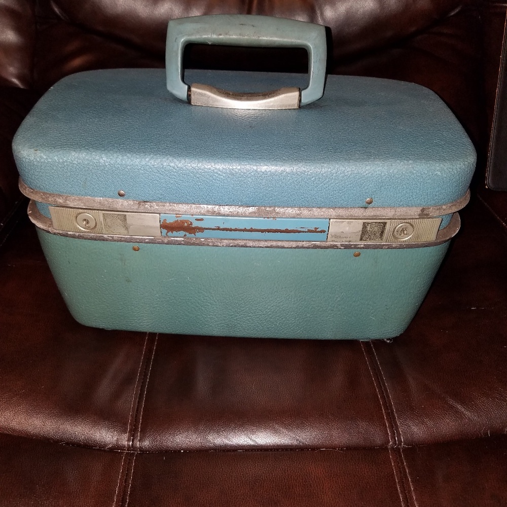 Vintage Powder Blue Royal Traveller make up case.